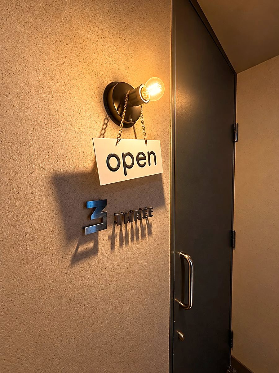 2階の店舗入口